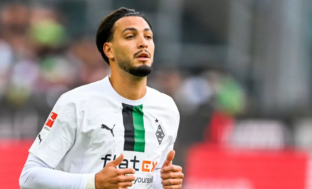 Footballeur algérien en déplacement lors d'un match.