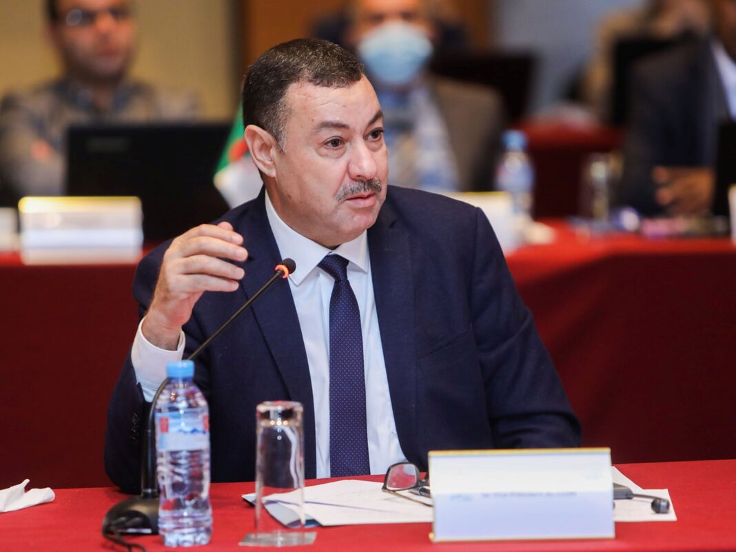 Graves pratiques dans l’immobilier : Le maire d’Oran procède à des dénonciations. Maire d'Oran en réunion, discutant des pratiques immobilières.