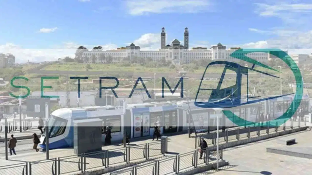 SETRAM : le Tramway d’Alger fait son grand retour. Tramway moderne à Alger avec la Casbah en arrière-plan.