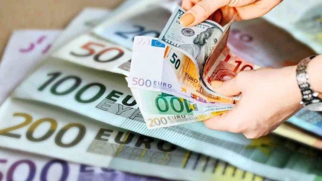 Manipulation de billets en euros, illustration de la fluctuation monétaire.