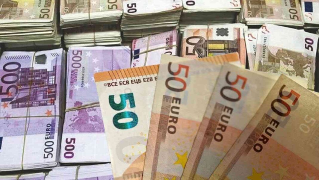 Mehrere 50-Euro-Banknoten in Bündeln gestapelt.