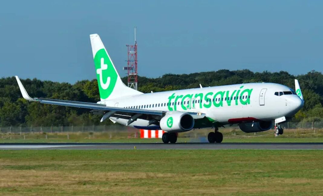 Vol Nantes-Algérie : voici les prix des billets chez Transavia Avion Transavia blanc et vert sur la piste d'atterrissage.