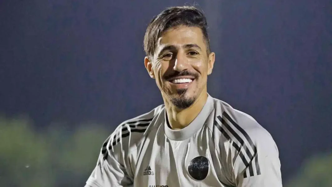 Baghdad Bounedjah en action Baghdad Bounedjah souriant en tenue de football.