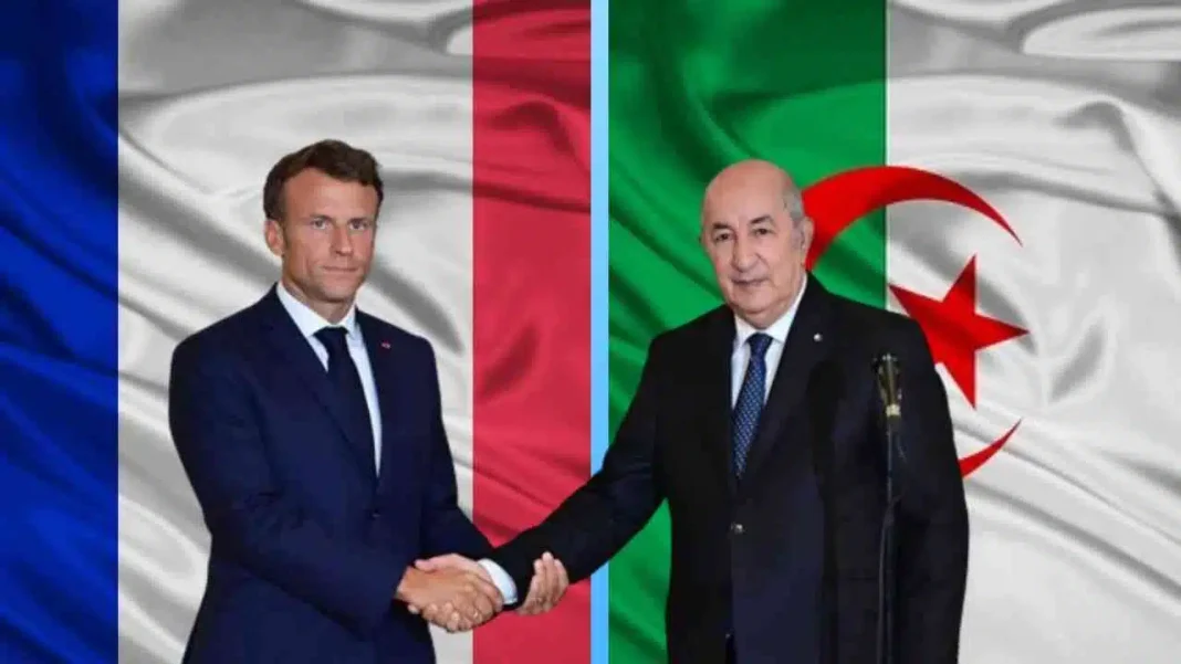 Rencontre officielle entre dirigeants Deux hommes se serrent la main devant un drapeau algérien et français.