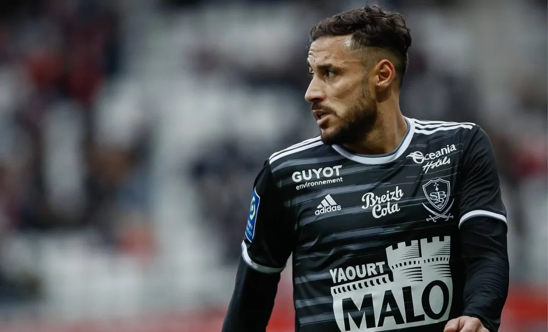 Coup de Tonnerre ! En France, Youcef Belaili est « porté disparu ». Découvrez la raison. Youcef Belaili, joueur de football, en pleine action sur le terrain.