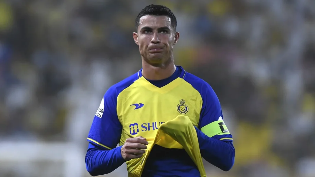 Ronaldo l’énorme coup de tonnerre ! Cristiano Ronaldo portant le maillot de l'équipe de football.