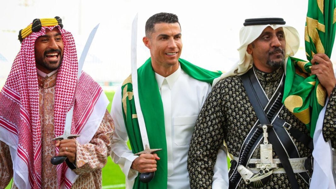 Ronaldo reçoit une invitation à se convertir à l’islam pendant le Ramadan Cristiano Ronaldo avec des hommes en tenue traditionnelle saoudienne.