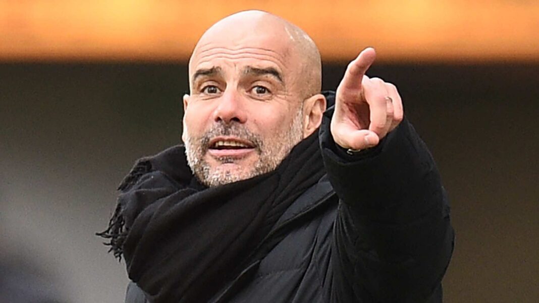 Pep Guardiola lors d'une conférence de presse Pep Guardiola pointant du doigt lors d'une interview sportive.