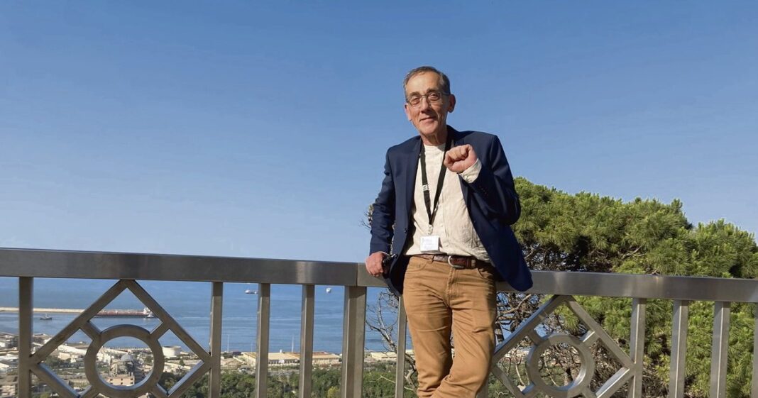 Décès de Pierre Audin à 66 ans, fils de Maurice Audin un militant algérien Pierre Audin souriant, portant un blazer, devant la mer et la nature.