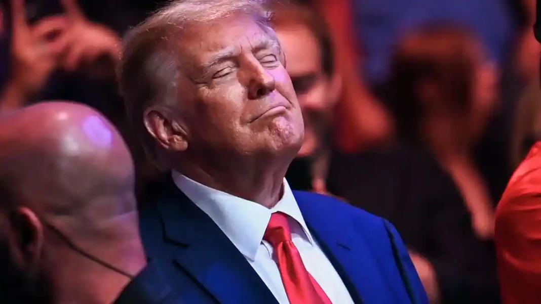 Donald Trump lors d'un événement Donald Trump avec une expression de réflexion ou de mécontentement.