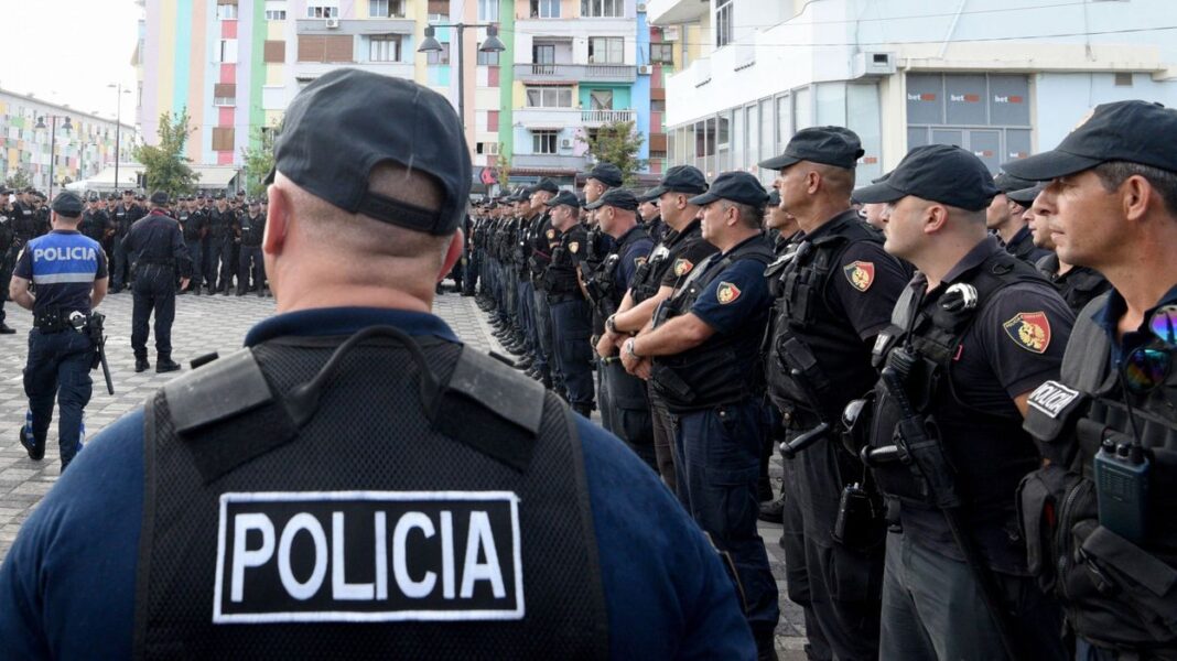 Des policiers Albanais attaqués par un Algérien trafiquant de migrants Policiers albanais en formation lors d'une opération de sécurité.