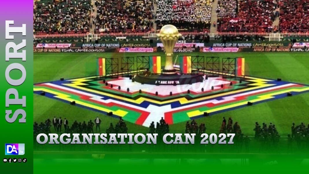 Organisation CAN 2027 au Sénégal Stade de football avec trophée de la CAN 2027 au centre.