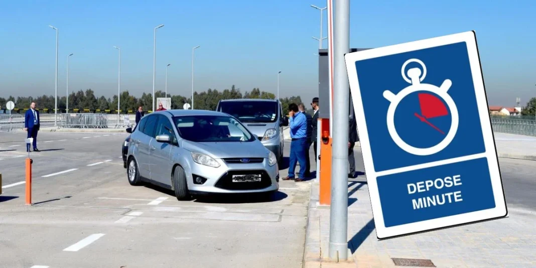 Aéroport d’Alger : Plusieurs passagers choqués par ces tarifs appliqués sur le nouveau service de dépose minute Station de dépose minute à l'aéroport d'Alger avec panneau d'information.
