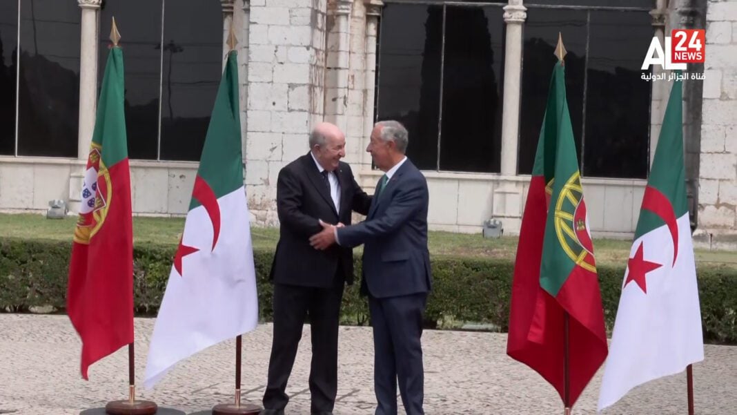 Abdelmadjid Tebboune à Lisbonne : Voici les accords signés avec le peuple portugais. Deux hommes en costume se serrent la main devant des drapeaux portugais et algériens.
