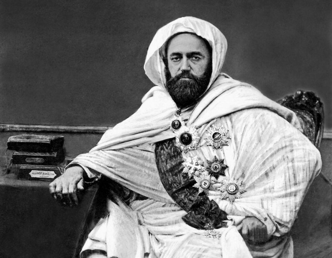 Statue d'Emir Abdelkader à Oran Portrait historique de l'Émir Abdelkader, figure emblématique de l'Algérie.