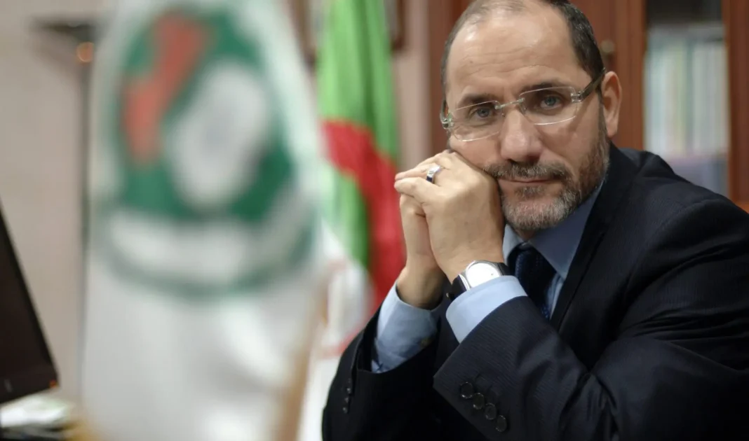 Abderrezak Makri veut être le président de l’Algérie en 2024, il se dit avoir « la volonté et la capacité » Abderrezak Makri, leader politique algérien, lors d'une réunion officielle.