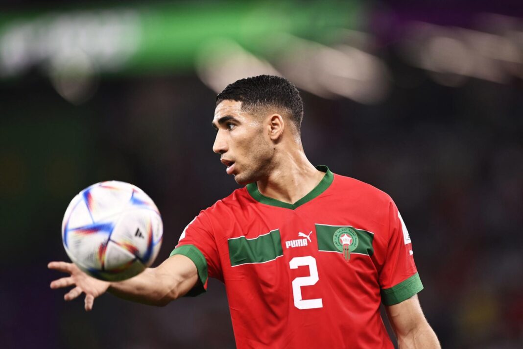Hakimi, joueur marocain, en action avec le ballon de football.