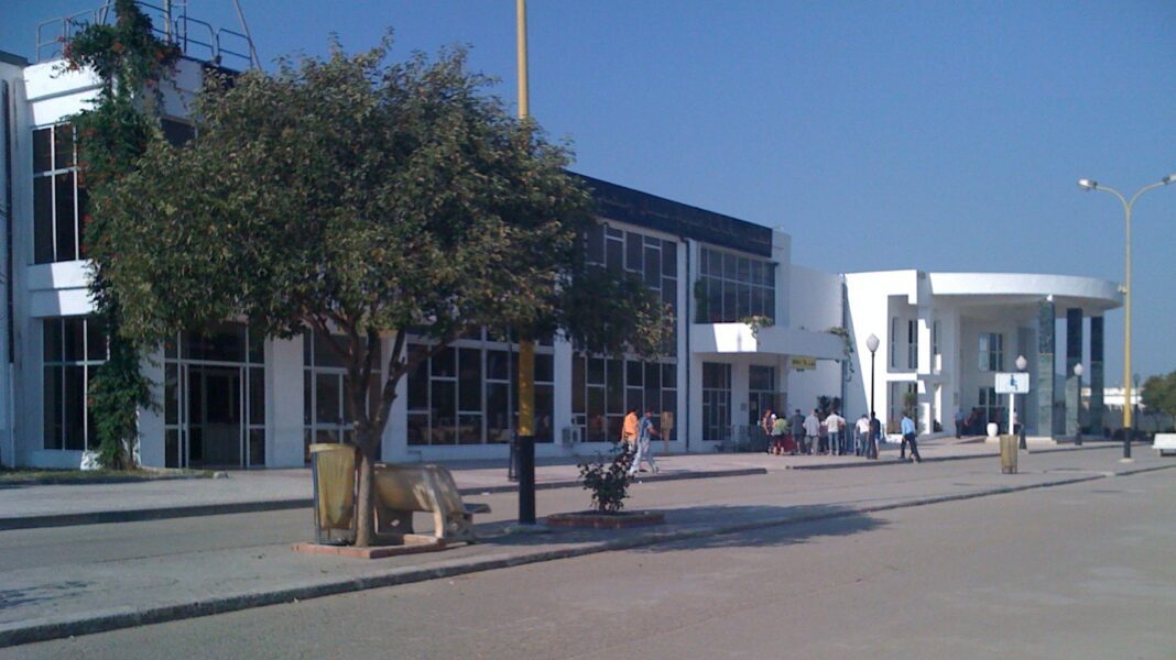 Aéroport de Béjaïa en Algérie Aéroport de Béjaïa avec entrée principale et passagers.