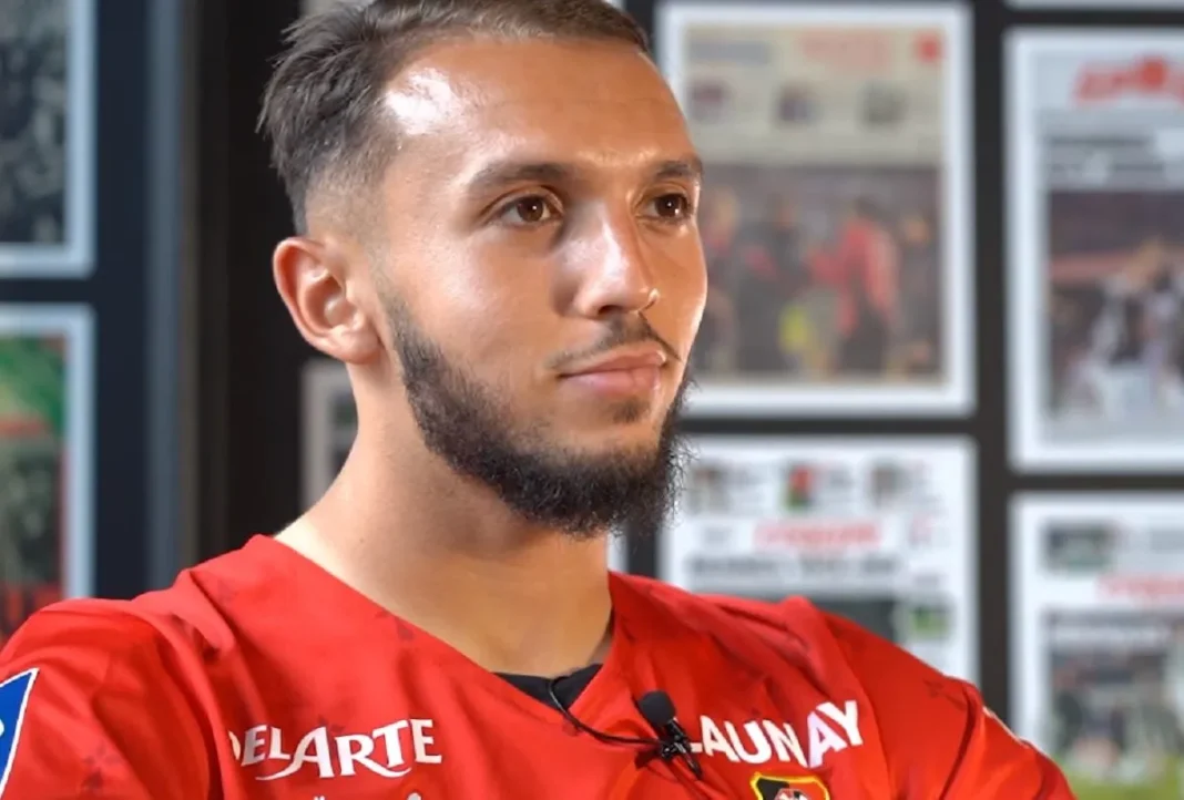 Affaire « jeûne en EDF » : Le camp Amine Gouiri nie les faits. Amine Gouiri en interview portant un maillot rouge.