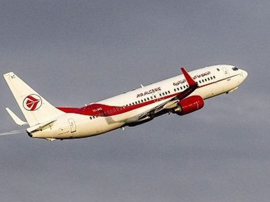 Du jamais vu ! Air Algérie prend une décision étrange qui met tout le monde bouche bée. Avion Air Algérie en plein vol dans le ciel gris.