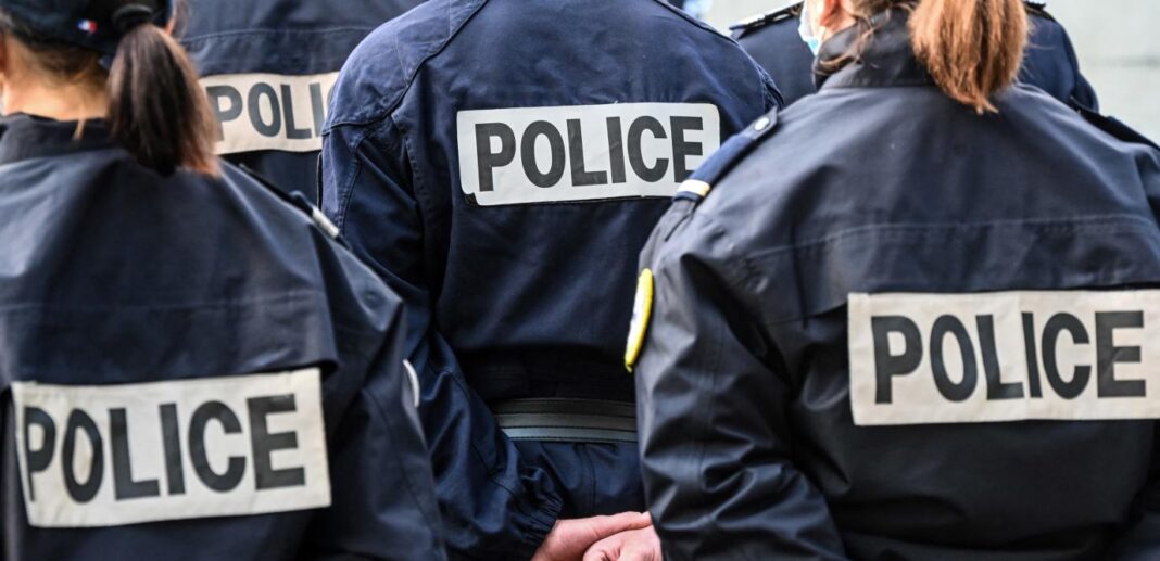 Policiers en Algérie Policiers en uniforme lors d'une intervention en Algérie.