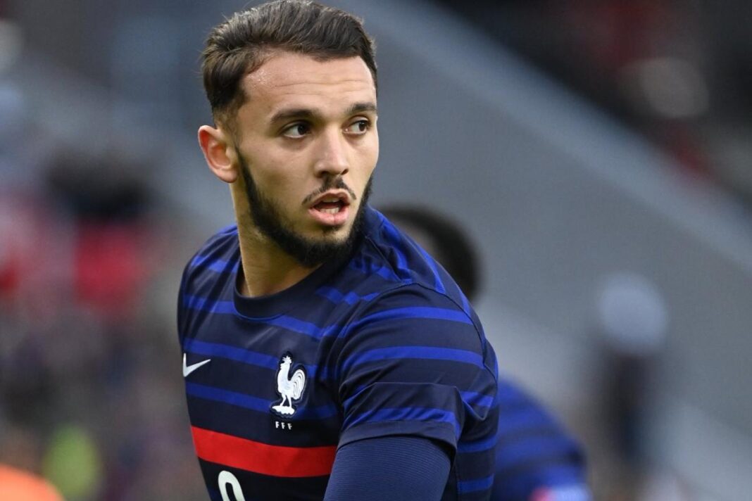 Amine Gouiri portant le maillot de l'équipe de France de football.