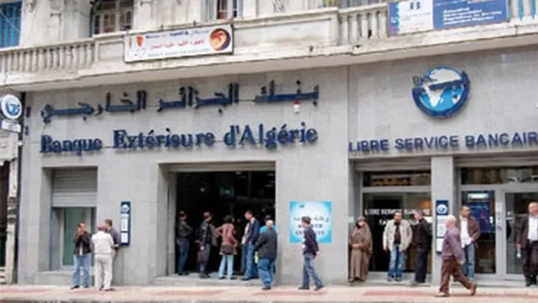 Agence de la Banque extérieure d'Algérie à Paris avec clients.