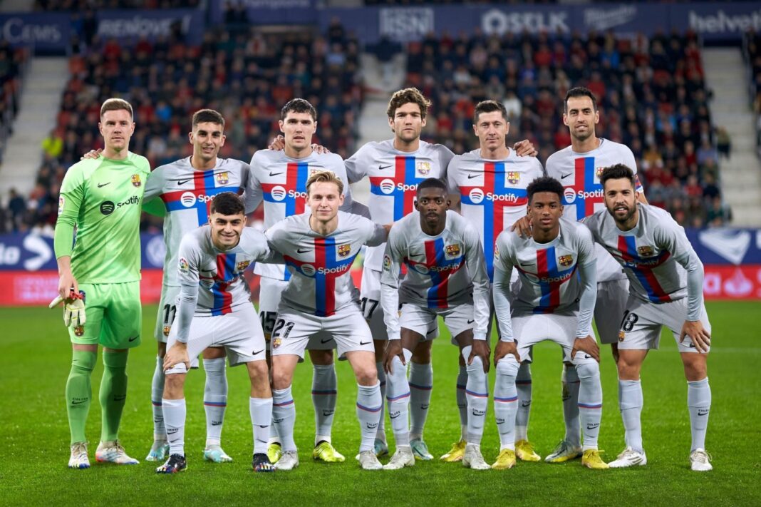 Le Barça exclu de la LDC ! Équipe de football FC Nantes avant un match, joueurs en uniforme blanc et bleu.