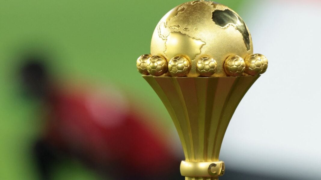 CAN 2025 : Le Maroc marque un gros point. Les dés semblent être jetés. Trophée de la CAN 2025 avec globe terrestre en or.