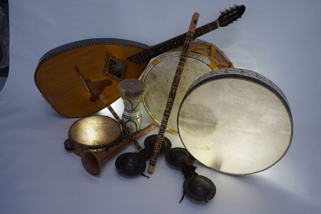 Instruments de musique traditionnels maghrébins Instruments de musique traditionnels maghrébins pour la célébration culturelle.