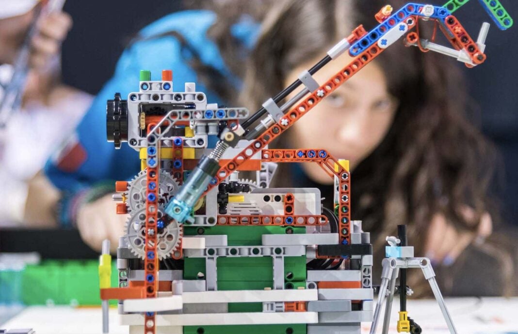 Robot construit en LEGO pour compétition de robotique arabe.