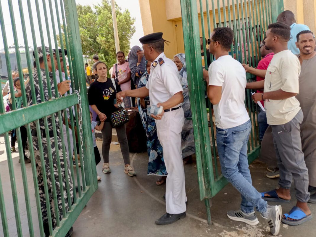 Conflit au soudan : deux algériens trouvent le chemin de l’Algérie par l’Egypte Algériens et militaires à la frontière entre le Soudan et l'Égypte.