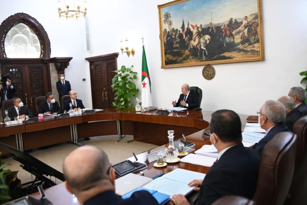 Algérie : vers la révision des salaires des enseignants universitaires Gouvernement algérien en réunion dans une salle officielle.