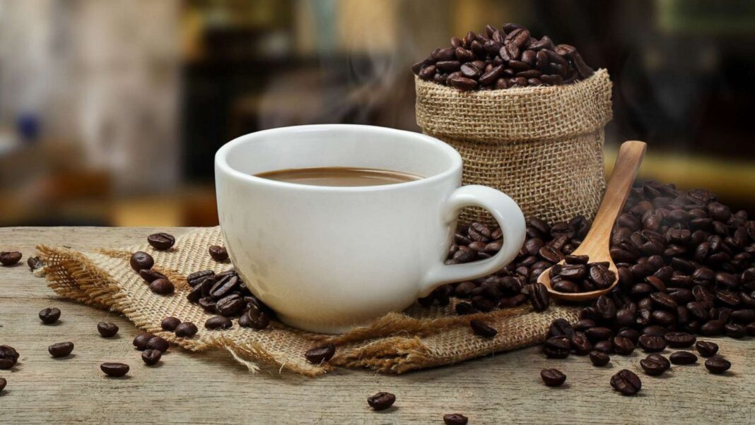 Consommation /café : l’Algérie trône sur le toit de l’Afrique,juste derrière ce pays. Tasse de café chaud avec grains de café en arrière-plan.