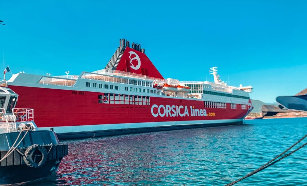 Corsica Linea renforce son programme à travers l’ouverture de 2 nouvelles lignes vers l’Algérie Ferry Corsica Linea rouge amarré au port en Méditerranée.
