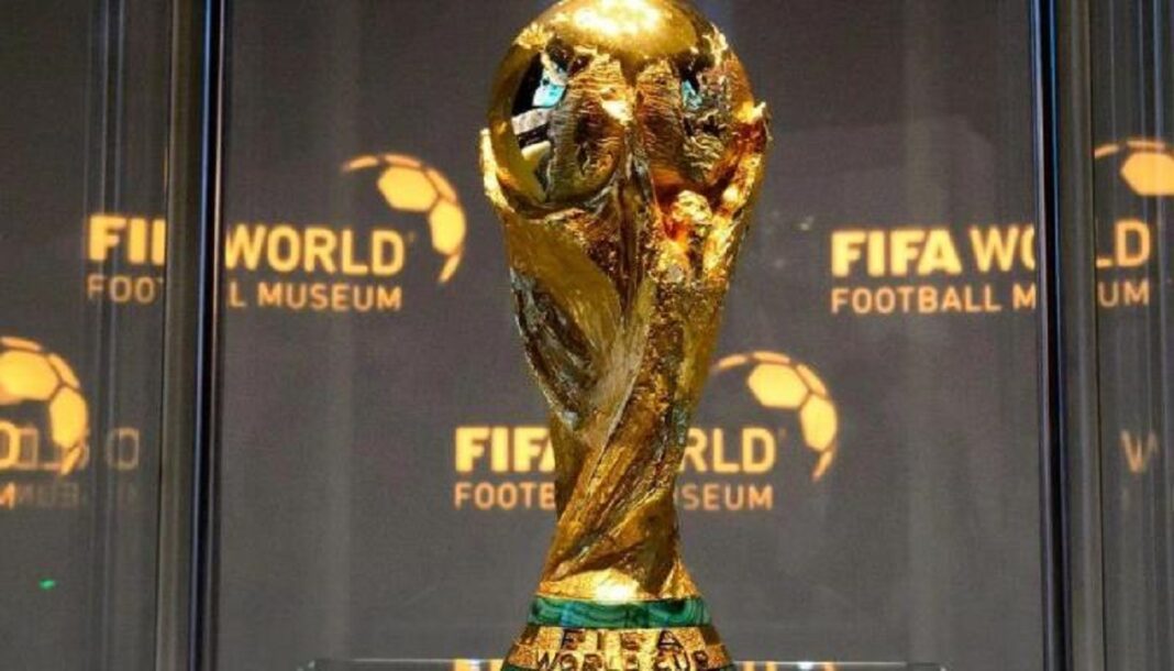 Trophée de la Coupe du Monde 2026 exposé au FIFA World Football Museum.