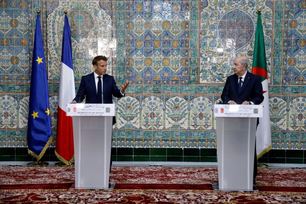 Crise Algérie-France : Une sérieuse menace pour la visite de Tebboune à Paris Présidents français et algérien lors d'une conférence officielle.