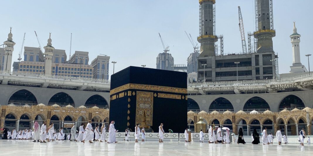 Appel au secours ! Dans les rues de l’Arabie Saoudite, Une centaine de pèlerins croupissent. Pèlerins en prière autour de la Kaaba à La Mecque.