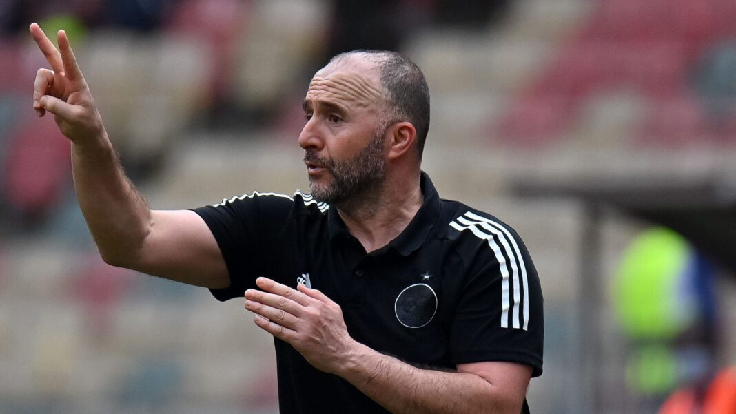 Coup de Tonnerre ! Djamel Belmadi fait de nouveau face à un dilemme. Djamel Belmadi, entraîneur, gesticulant lors d'un match de football.