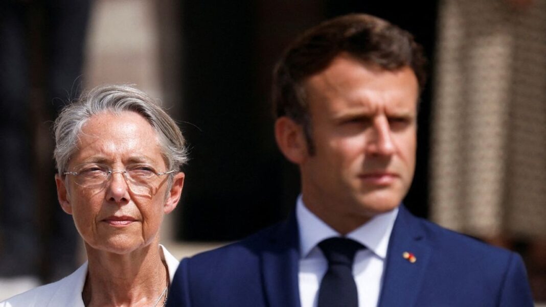 Emmanuel Macron et Elisabeth Borne lors d'une sortie officielle.