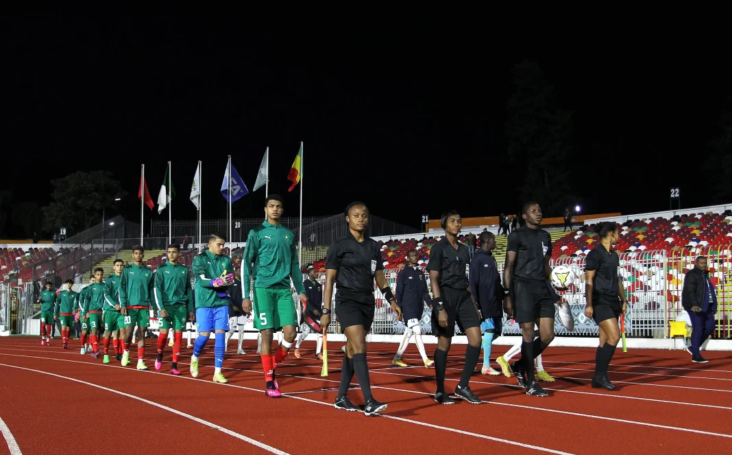 Finale CAN U17/Sénégal-Maroc : Chaînes, date et heure du match Équipes U17 du Sénégal et du Maroc en marche sur la piste d'athlétisme.