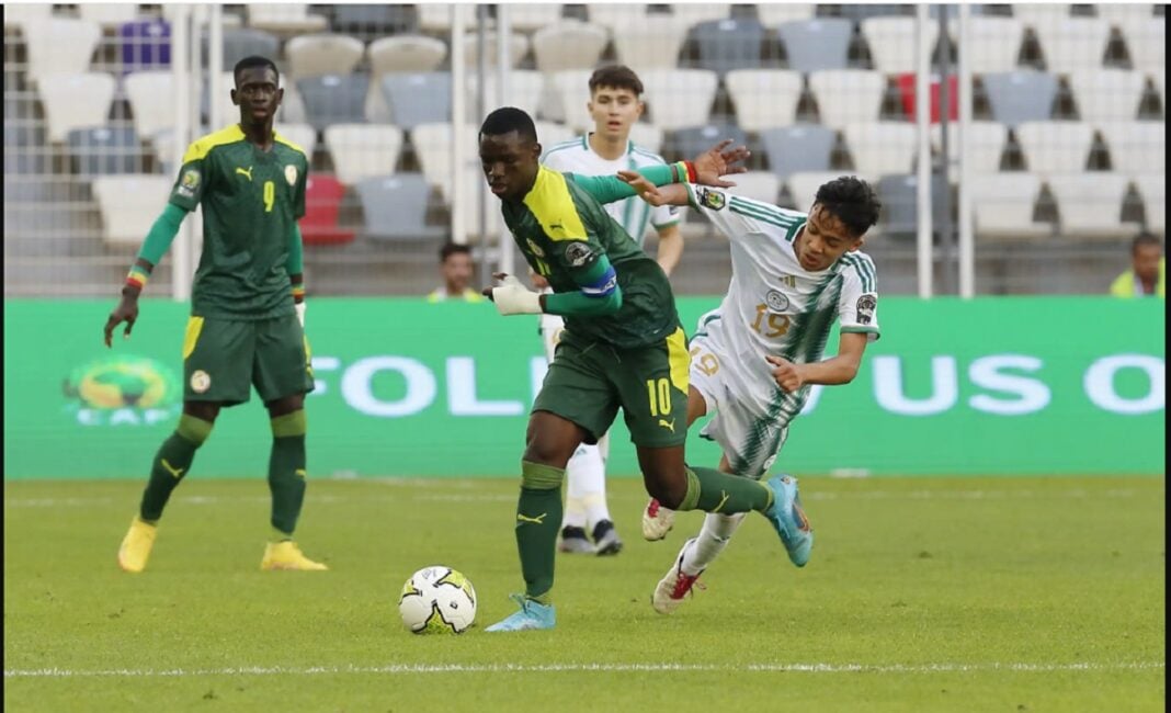 Football algérien : A quand la fin de la désillusion ? Jeunes joueurs de football algérien en action sur le terrain.