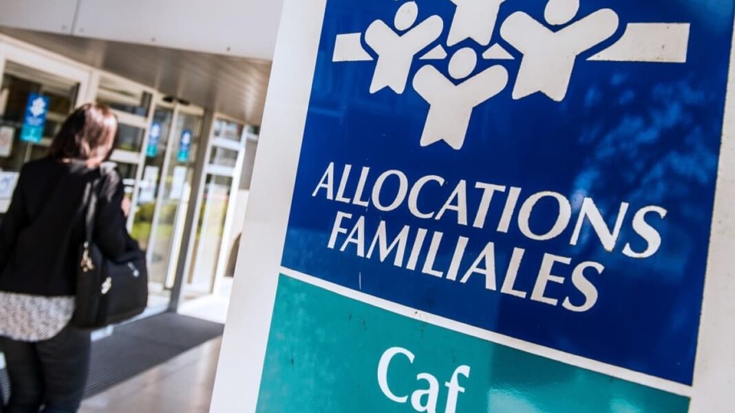 Fraude dans l’attribution des allocations : La CAF saigne, Macron vient à la rescousse. Panneau indiquant les allocations familiales à la CAF en France.
