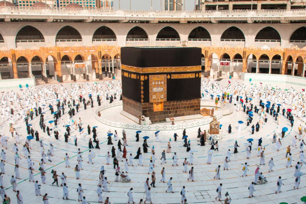 Hadj 2023 : Découvrez les nouvelles mesures instaurées par les autorités saoudiennes. Le Sacré Cube à La Mecque lors du Hajj 2023, lieu sacré pour les pèlerins musulmans.