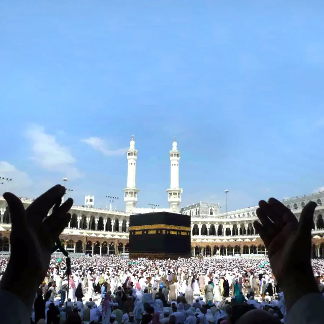 Tous les détails sur le prêt halal pour le Hadj 2023 Vue du Sacré Mosque à La Mecque avec foule de pèlerins.