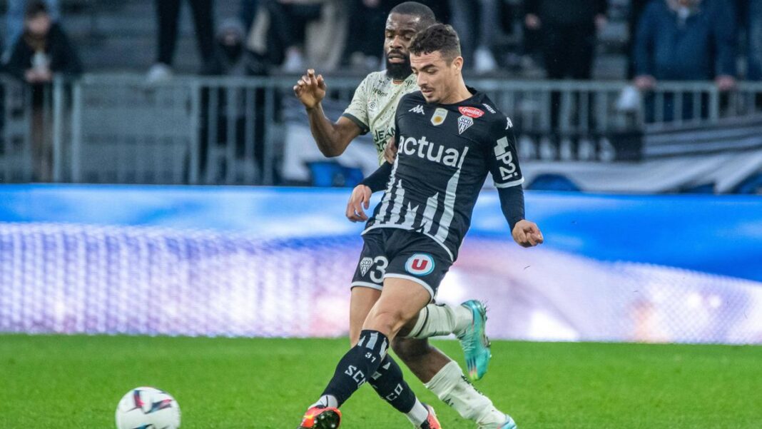 Ilyes Chetti en action sur le terrain de football.