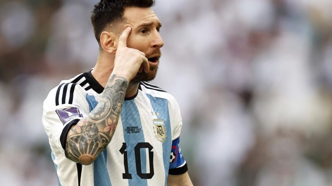 Messi en route pour Al-Hilal Lionel Messi en maillot argentin, pensif lors d'un match.