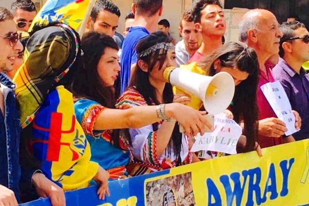 Sont-ils racistes les Kabyles ? Pour avoir vécu avec des Kabyles, ce jeune algérien tranche une fois de bon. Jeunes Kabyles lors d'une manifestation avec un mégaphone et des banderoles.