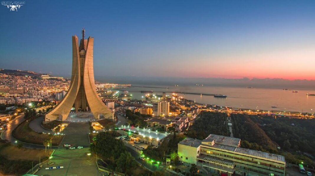 L’Algérie, la terre hospitalière, épate des touristes britanniques grâce à ce détail subtil. . Alger vue de nuit avec la basilique Notre-Dame d'Afrique en premier plan.