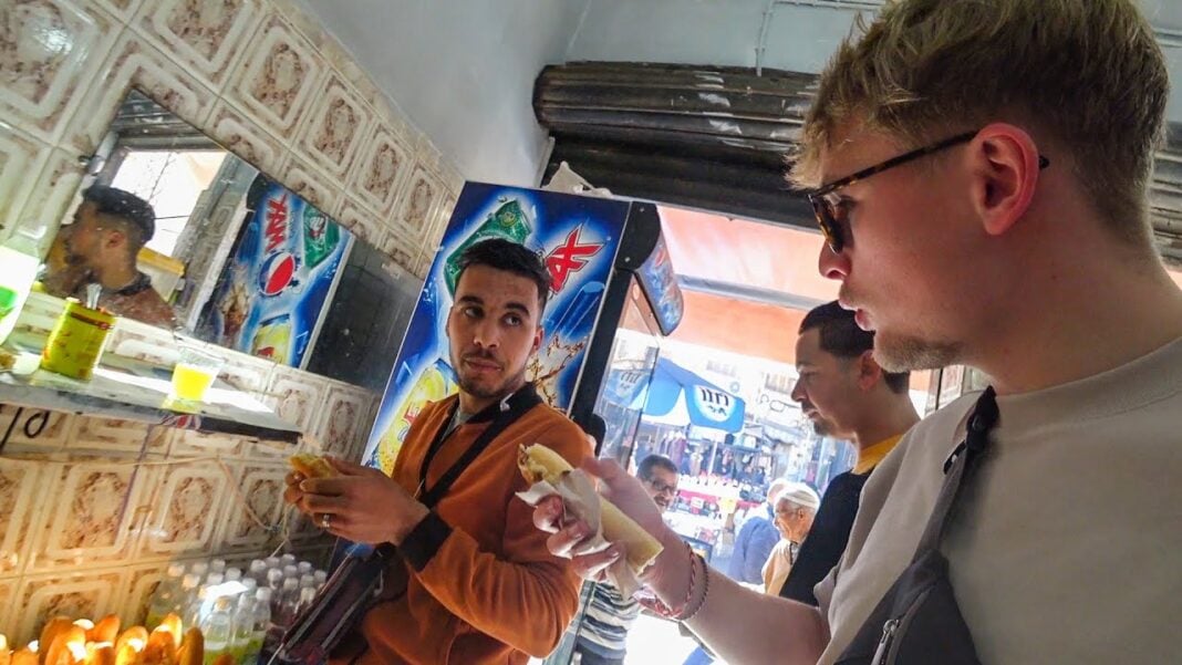 Voyager en Algérie est une galère ? Un touriste raconte son expérience inédite Touristes dégustant des snacks dans un marché en Algérie.